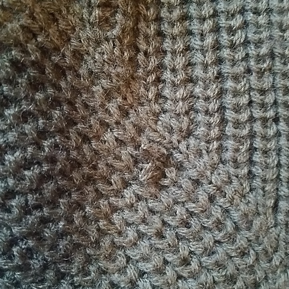 *SOLD* Beautiful forest green sweater - Picture 8 of 8